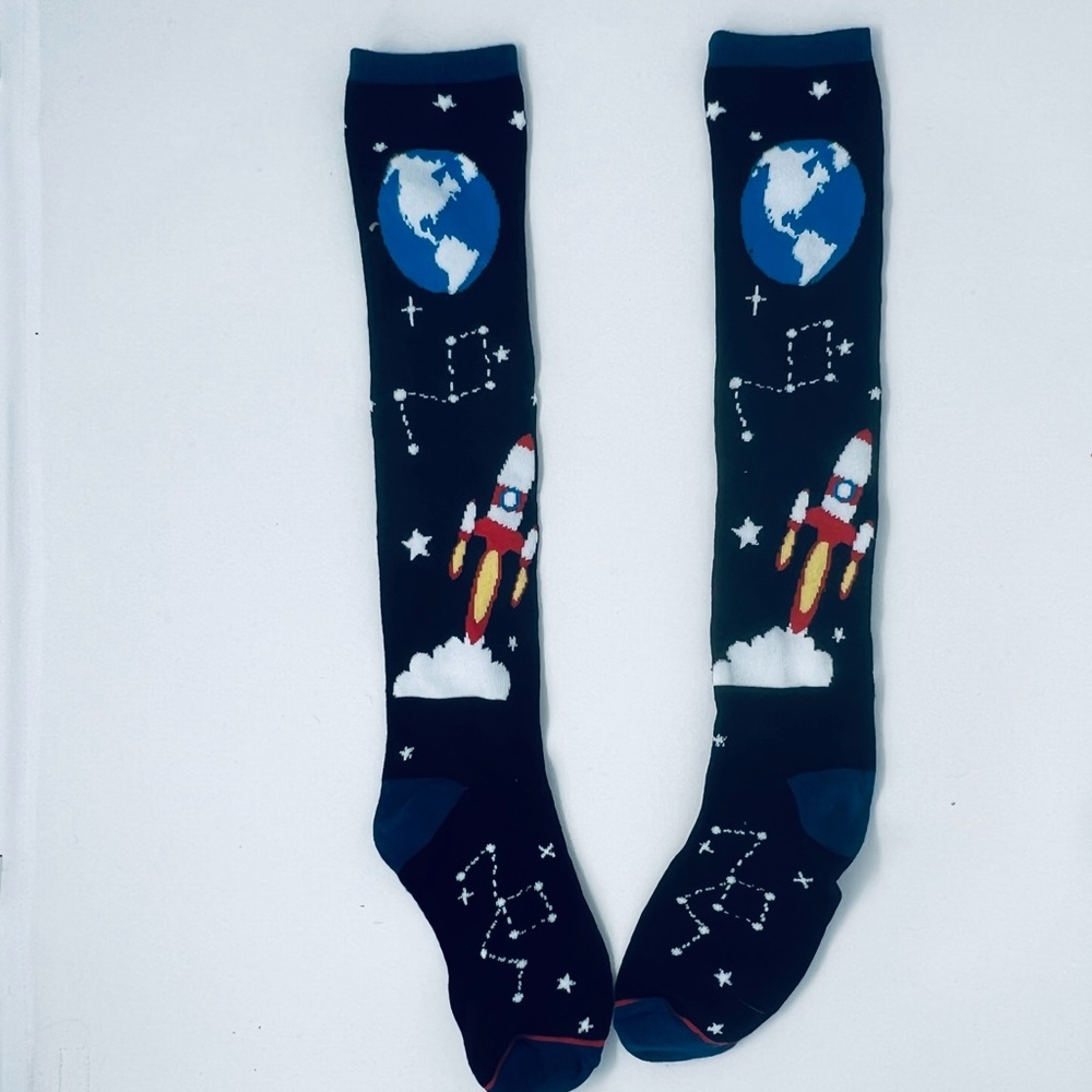 NWOT Socks Knee Highs Space Theme. 🚀 Fits women 9-11.